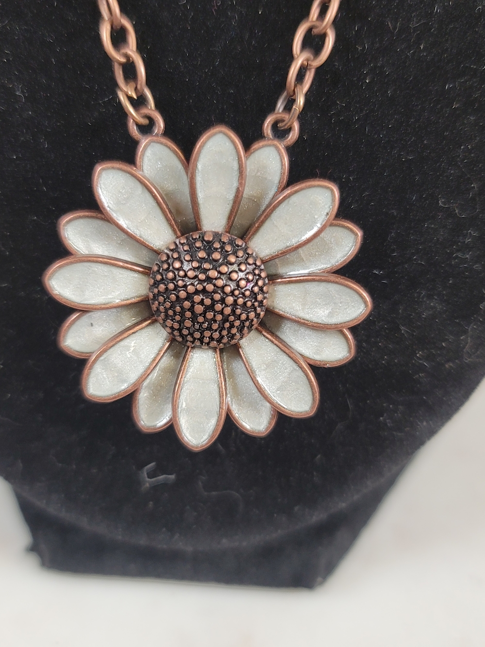paparazzi Copper Daisy Pendant Necklace with Cream Enamel Petals - Picture 2 of 2